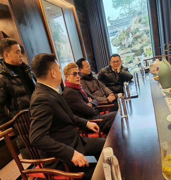 郭富城陪妻子方媛回安徽看望老丈人，他比老丈人大3岁，两人该如何称呼对方呢？