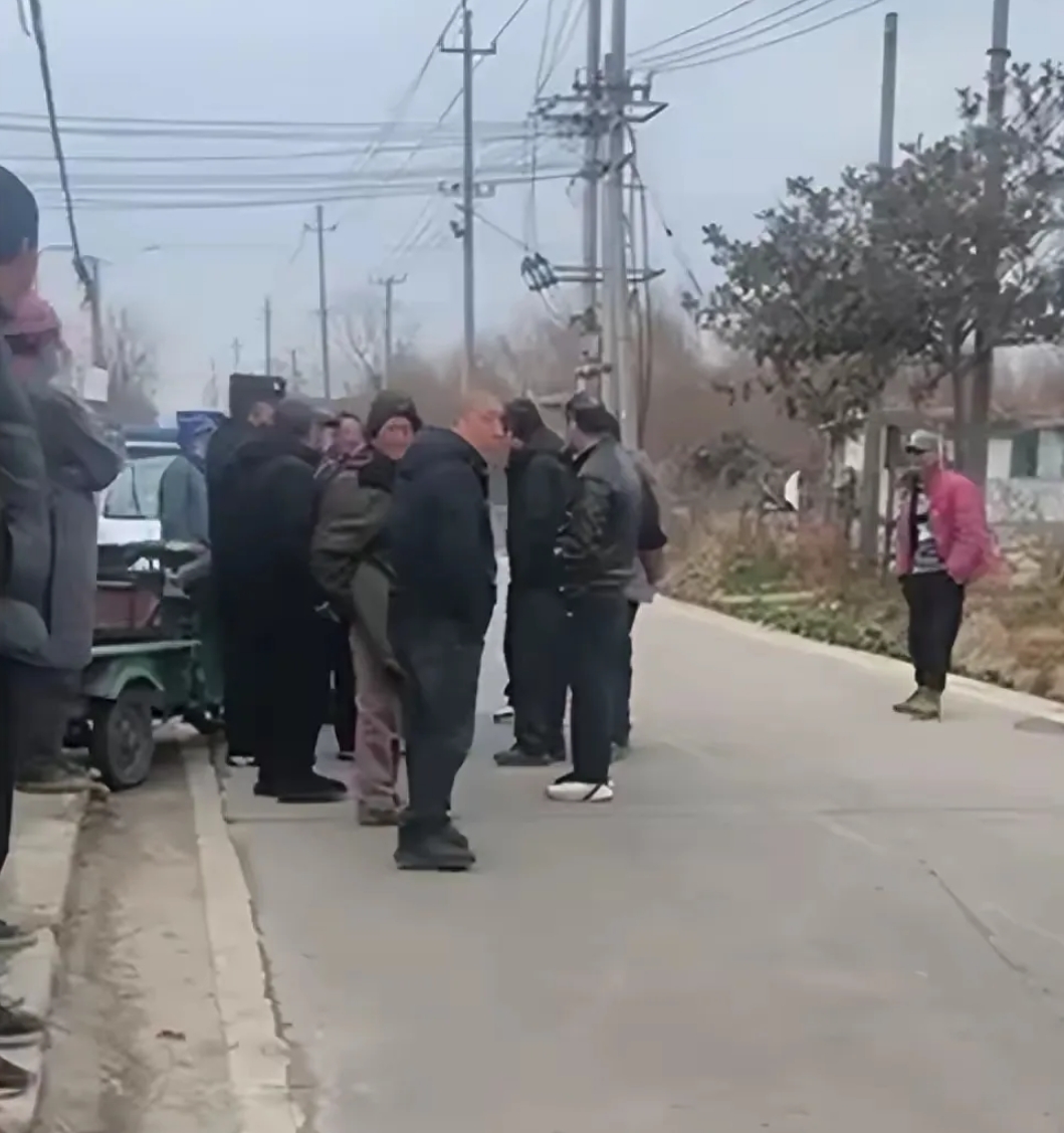 光天化日之下，镇江村民公然拦路强索过路1500元，出警协调无果！

“此路是我开