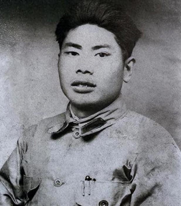 1974年春节，武汉军区司令员杨得志上将和家人的一张全家合影，真是满门英雄！现代