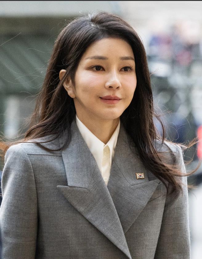 金建希健康状况引发关注：白发增多与进食困难

韩国第一夫人金建希以优雅装扮和年轻