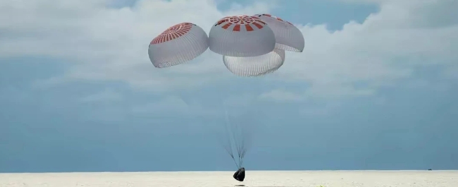 不知道是不是巧合，今天下午，老美和咱们的飞船一前一后，分别成功返回地球，一个是带