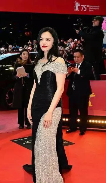 身穿绝美钻饰黑裙 ，亮相柏林电影节闭幕红毯，闪耀戛纳电影节。
姚晨在第76届戛纳