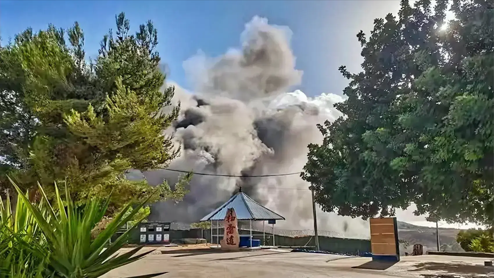黎巴嫩的上空被以色列的空袭搅得不得安宁，而这一次，中国驻黎巴嫩维和部队的营区也差