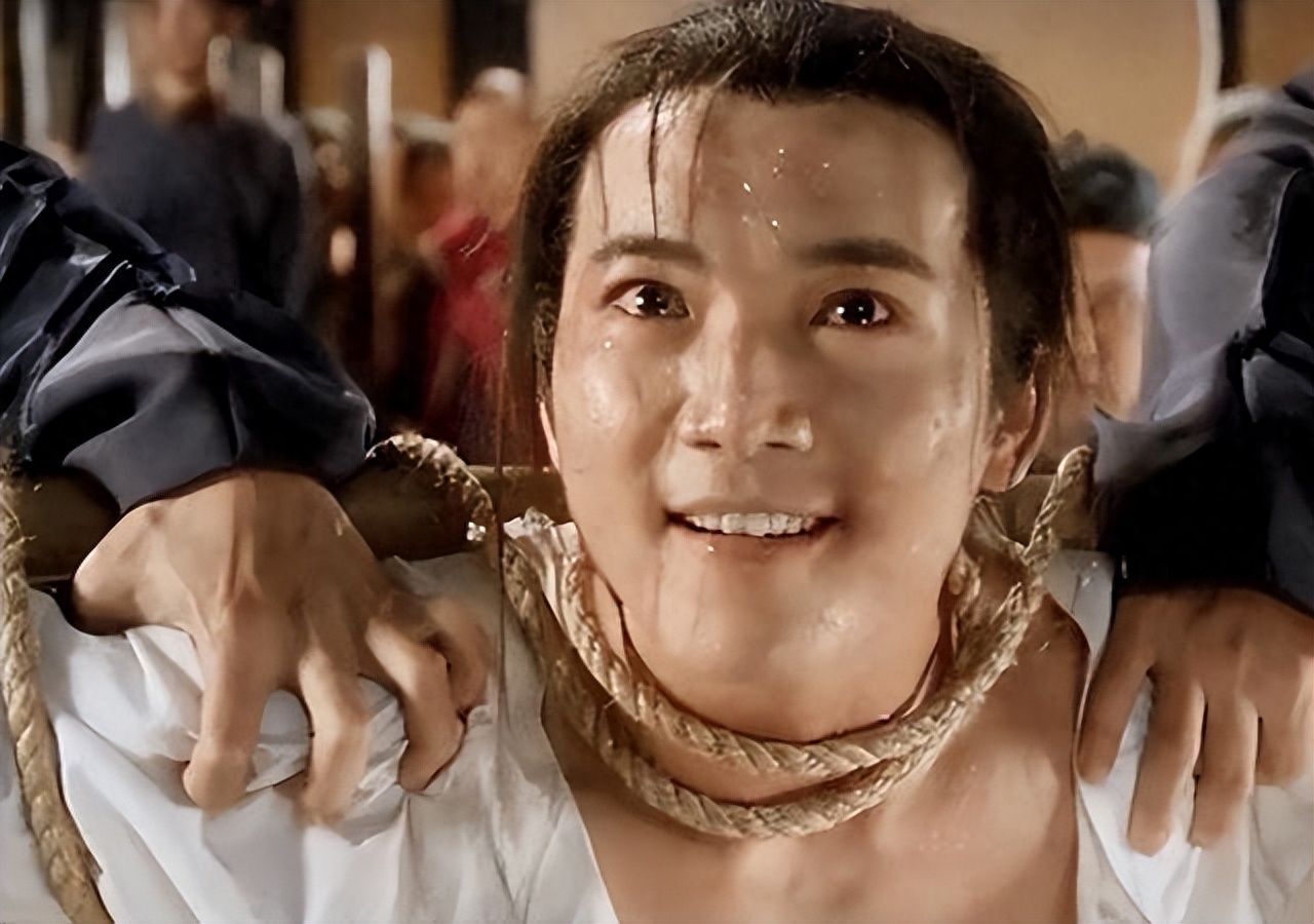 当年，邹兆龙接到了好莱坞一个角色，报酬丰厚，他直接拒绝了：“在国内，谁找我演反派