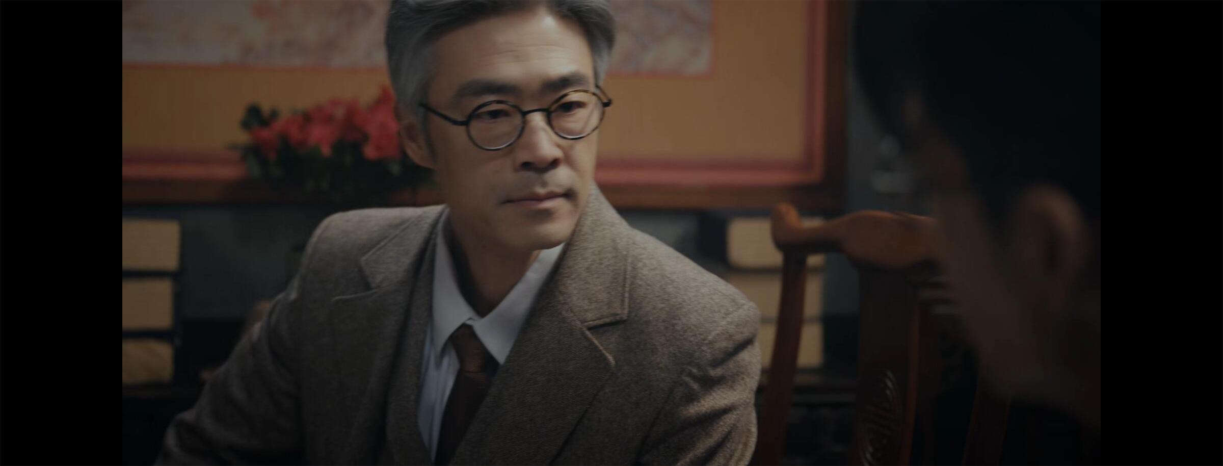 这位突然出现的白发老头叫黄秋收！