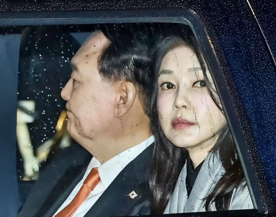 又爆丑闻！韩国第一夫人金建希曾经就读的女子大学时隔两年公布调查结果，初步认定金建