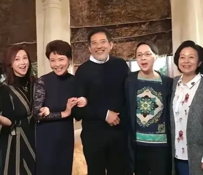 七十多岁的秦汉，尽管胡子有些花白，但仍魅力不减，衬衫搭配针织衫，儒雅气质尽显。与
