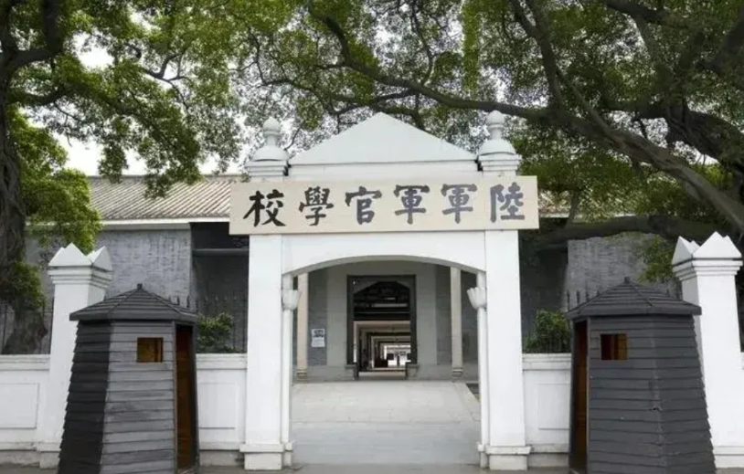 黄埔军校历任校长籍贯一览：

第一任：蒋介石————浙江奉化

第二任：关麟征—