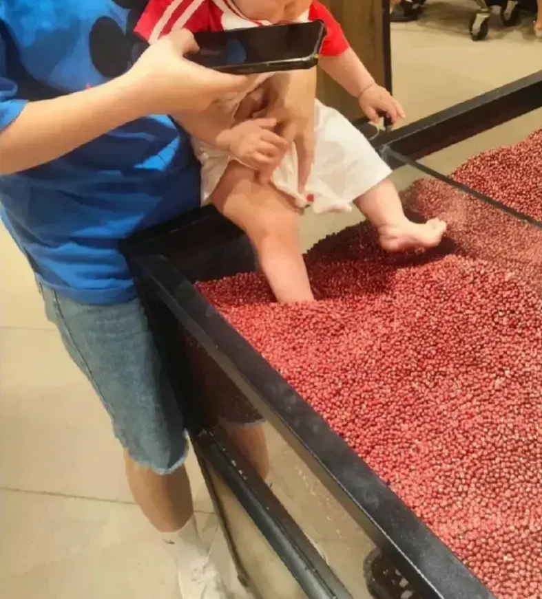 我发现在很多上了年龄的老人眼中，这种行为根本不算什么，有的甚至还鼓励孩子，孩子还