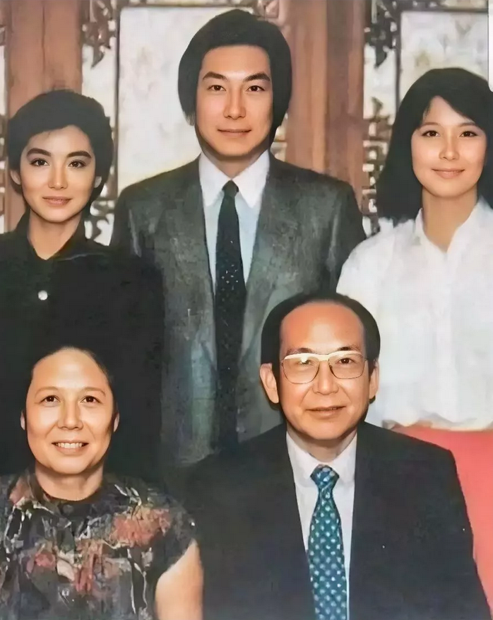 林青霞一家人的鼻子实在是太优越了！
典型的北方人长相，
妹妹和哥哥的颜值都很高！