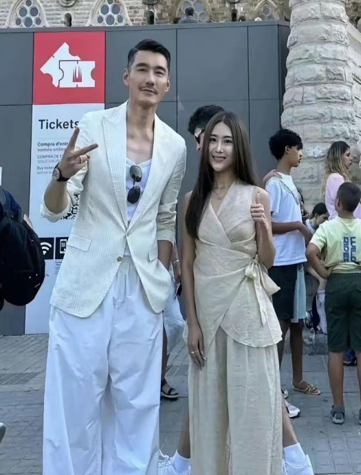 在外国的胡兵，怎么瘦成这样了

在国际时尚舞台上游刃有余的胡兵，因一张瘦削的照片