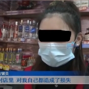 河北唐山，三男两女一起到烧烤店聚餐，席间推杯换盏，非常亲密。结账时，几个人推来搡
