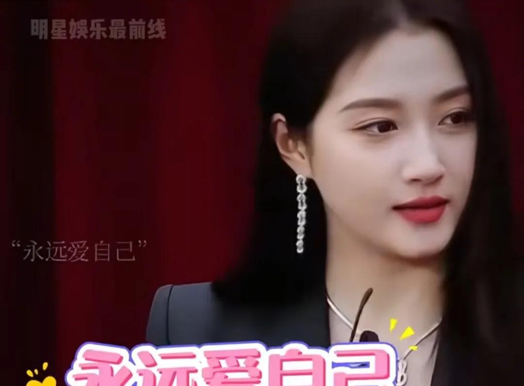 应用该视频以“事出反常必有妖”引出话题，指出关晓彤在公布恋情后，此前从未在公众采
