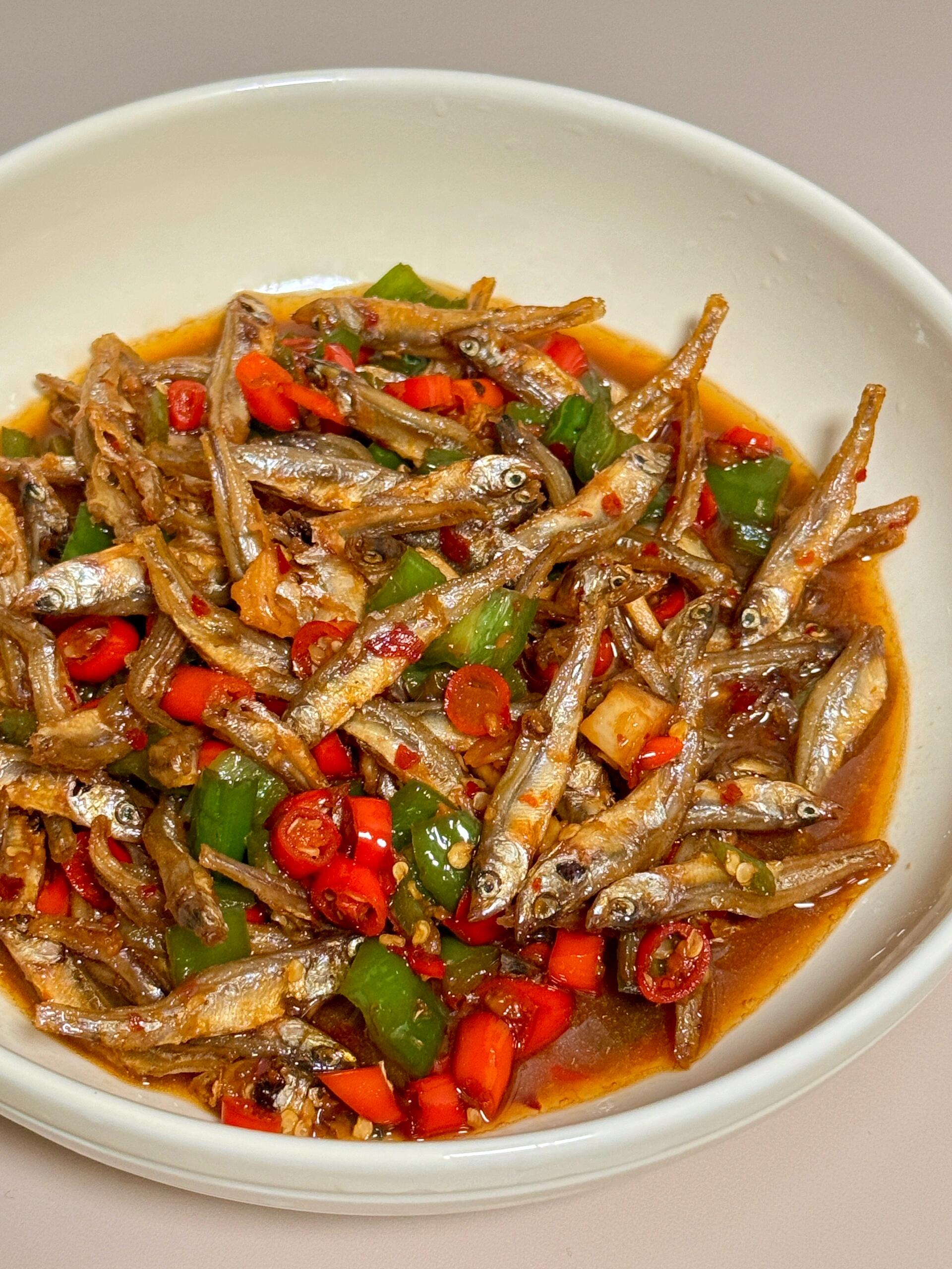 家常菜|越吃越上头的香辣小鱼干，超级过瘾
小时候不爱吃的菜长大后一个也拒绝不了，