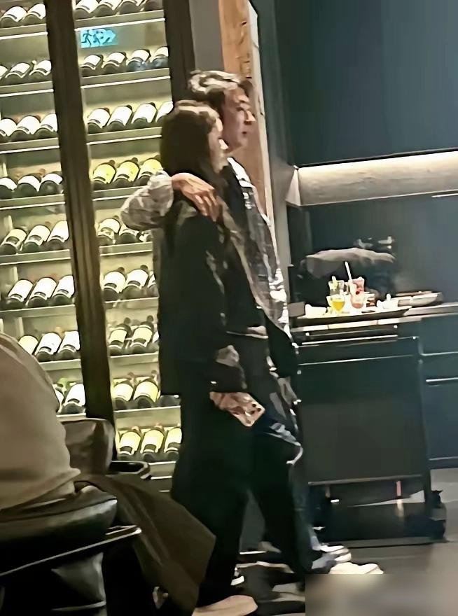 王思聪和女友懒懒，真的是不回国过年了！

在日本逛街的王思聪和女友懒懒，中国首富