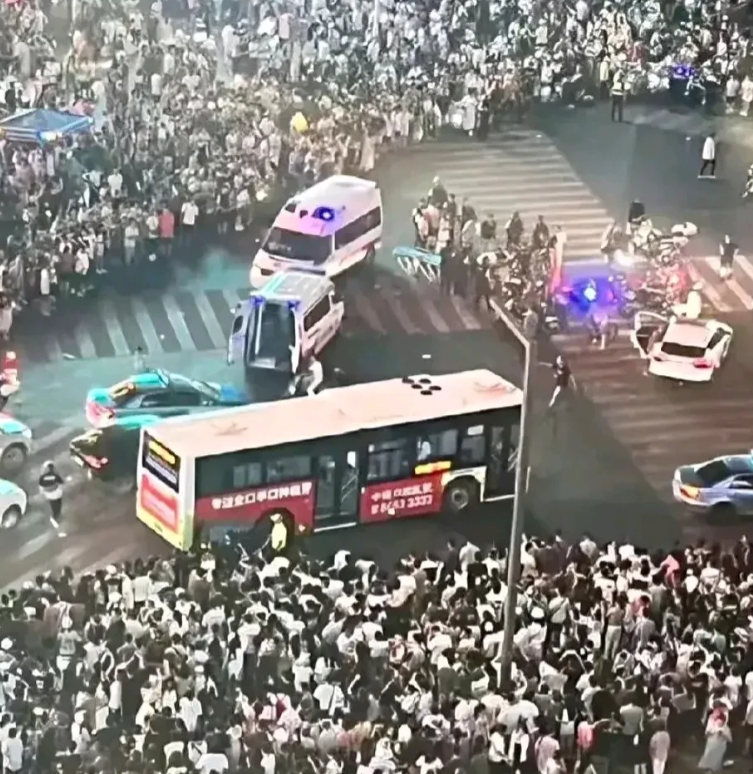 车辆失控后果很严重
长沙五一广埸昨晚车辆失控撞人，造成多人受到伤害，当事司机己被