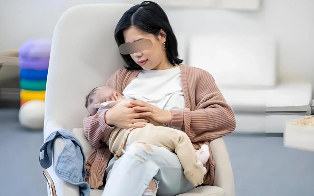 四川成都，女子怀孕后，跟公司请了产假和1个月的纯母乳喂养假，孩子出生后，得了黄疸