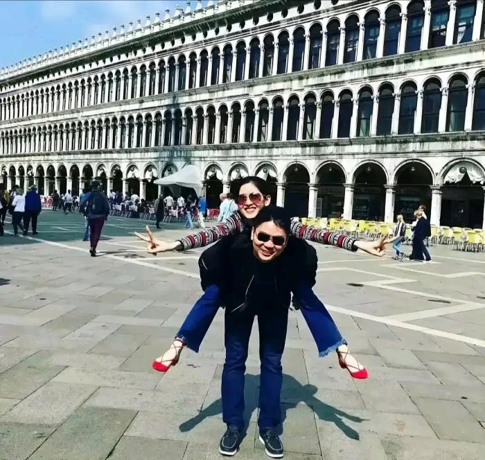 刘强东是真的会玩! 一婚老婆叫龚小京，公司名字就叫“京东”，二婚老婆叫章泽天，新