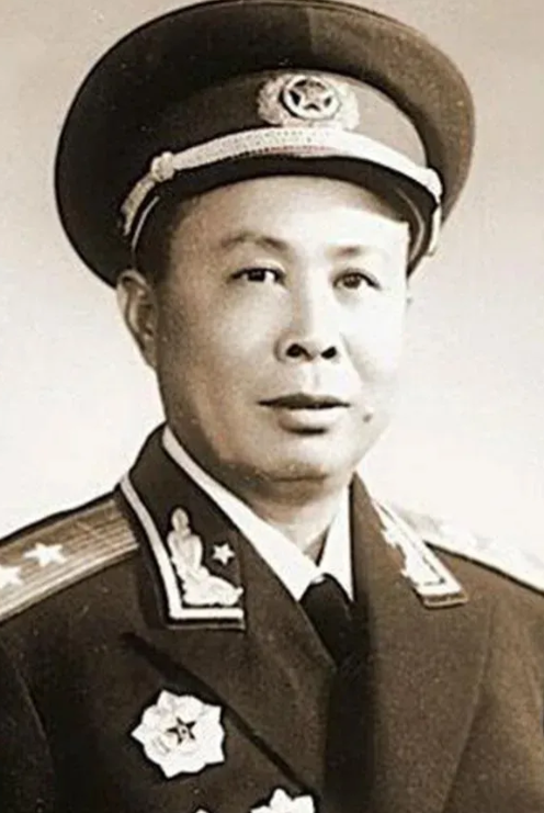 1955年，肖新槐正于湖南的故乡休养身体，此时，朱老总派人寻至他的住处，传达了要