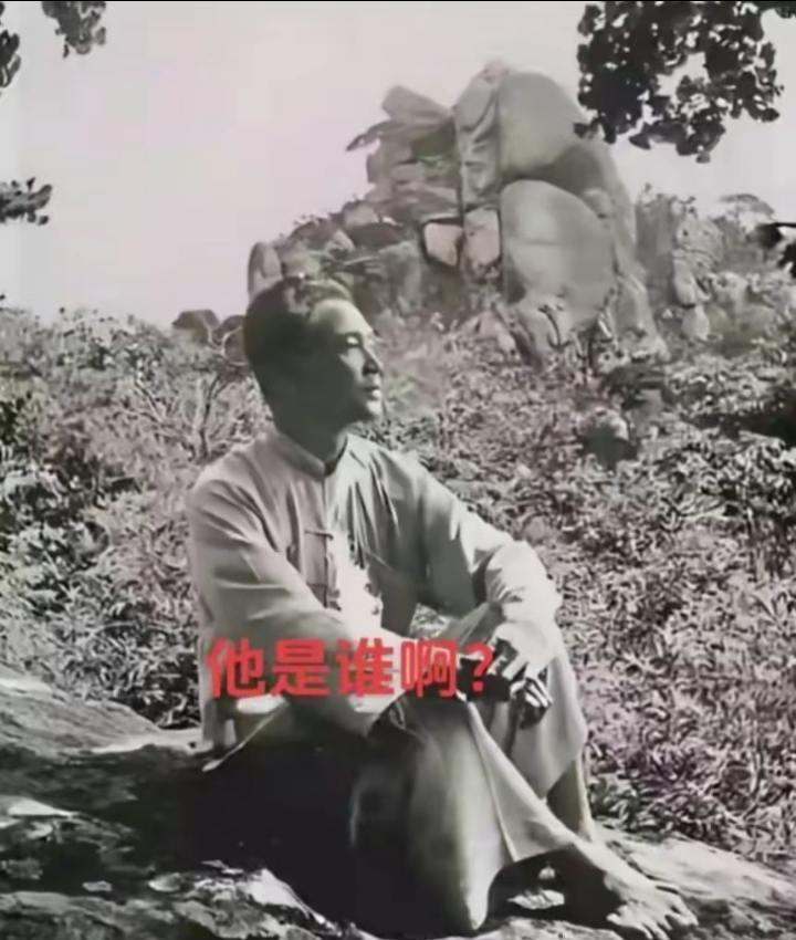 1943年的南京，中秋节爬山中途休息打赤脚的他，眼望远方也许想起了自己"引刀成一