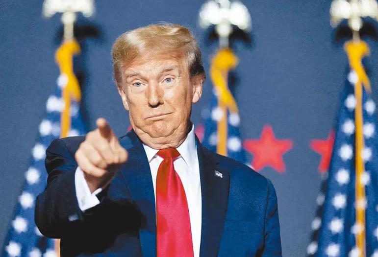 特朗普坦言真相！
在接受福克斯新闻专访时，前美国总统特朗普直指美国自身应为中俄关