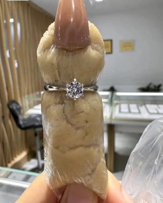 顾客非让我找个手粗的试戴一下