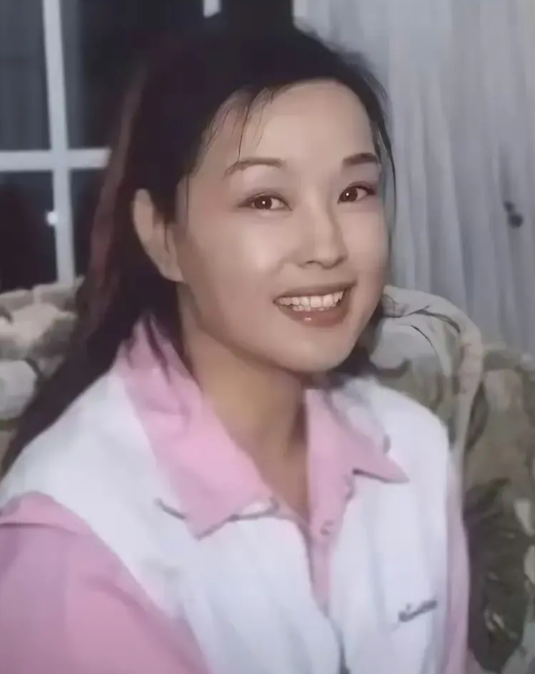 据说这是刘晓庆刚出狱的照片，这哪像是一个蹲了442天监狱的人的状态呀，她在里面每