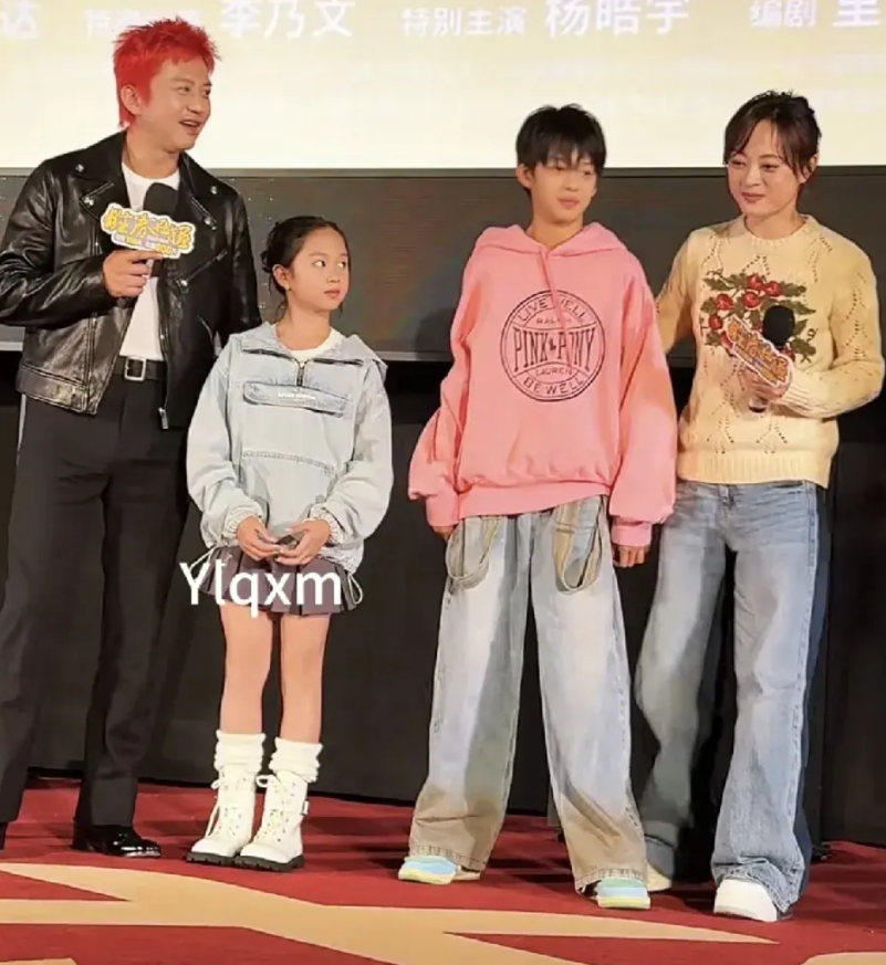 邓超孙俪一家四口宣传自己的电影真的把大家给震惊，小女儿半年没见，小花竟然长成亭亭