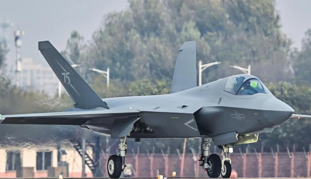 新一代隐身战机“歼35A”在珠海航展首次官宣，瞬间引爆了整个世界舆论，日本人惶惶