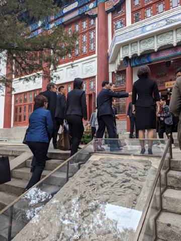 #荷兰首相访华#荷兰首相吕特访华消息很少，今天上午吕特访问北京大学，与荷兰语学生