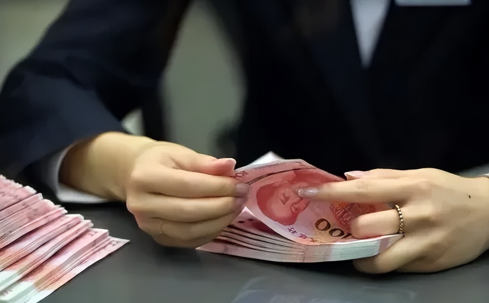 白嫖成功了！黑龙江一个大爷，十几年前在银行存了一大笔钱，结果去取钱时，才发现自己