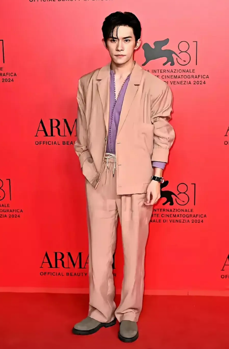 三个人之中，只有他长残了！
这就是TFBOYS中脸最长的一个！
身高还也就175