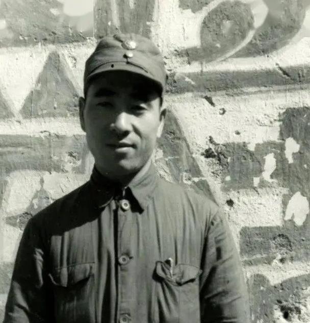 下面这张照片，是林彪1938年在延安拍的。所以，这张照片，应该也是林彪受伤返回延