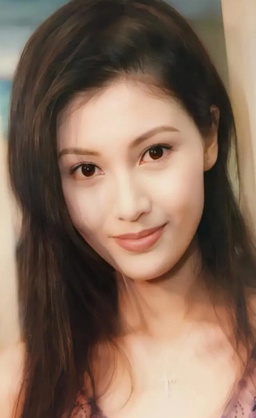 李嘉欣年轻时，那叫一个绝！身材曲线玲珑，气质超凡脱俗，美得让人心动！
特别是那套