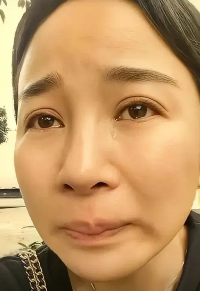 家暴男贺某阳已经被正义审判，但三个藏在他背后的人也难逃干系。
1.贺某阳表哥的女