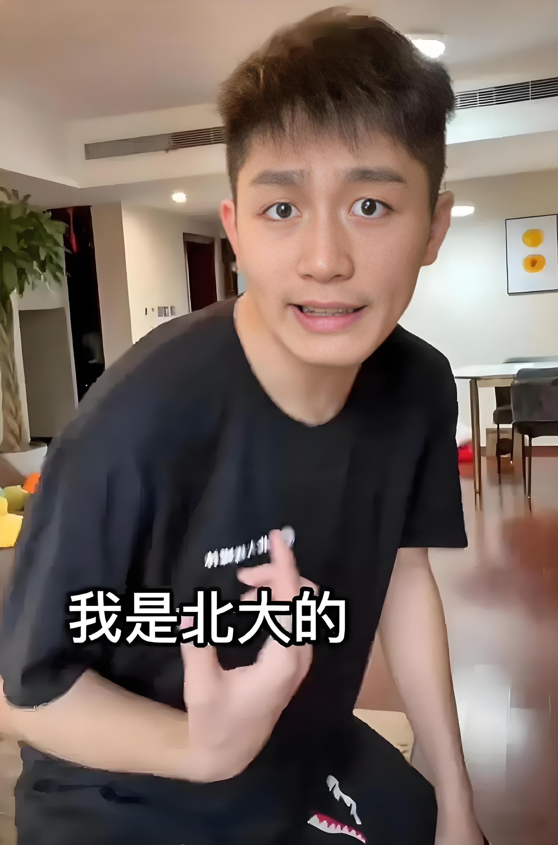 这不就是翻版李佳琦吗？好久之前就觉得羊毛月的三观有问题，拍的东西要不是北京四合书
