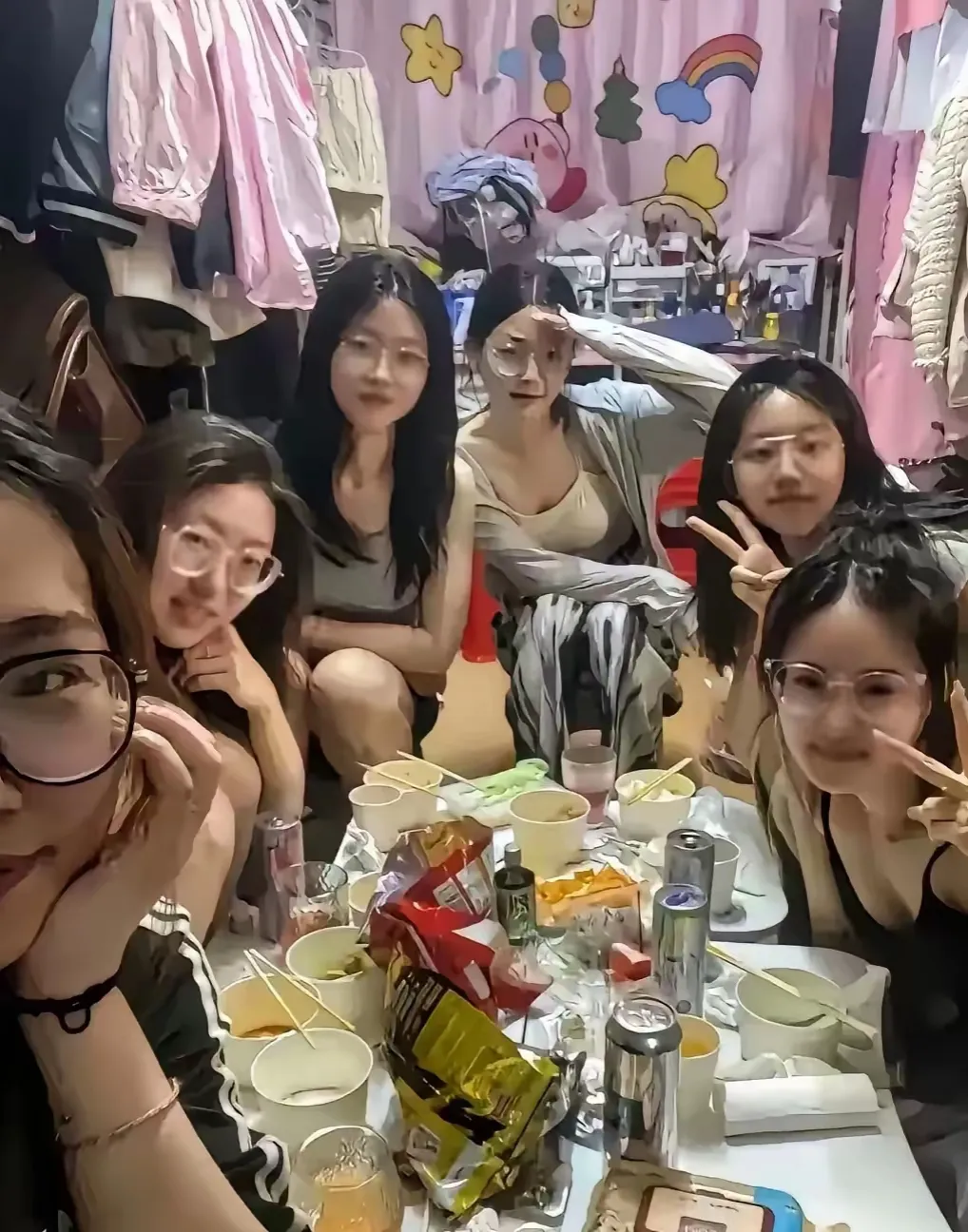 不是狼多肉少吗？
眼看马上就毕业了，
我们宿舍里的六棵好白菜，
怎么就没有人来“