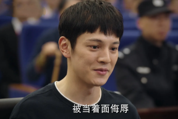 一年轻男孩因为保护妈妈而伤了人，法庭上，他在陈述时咆哮着:“我就想问一句，如果你