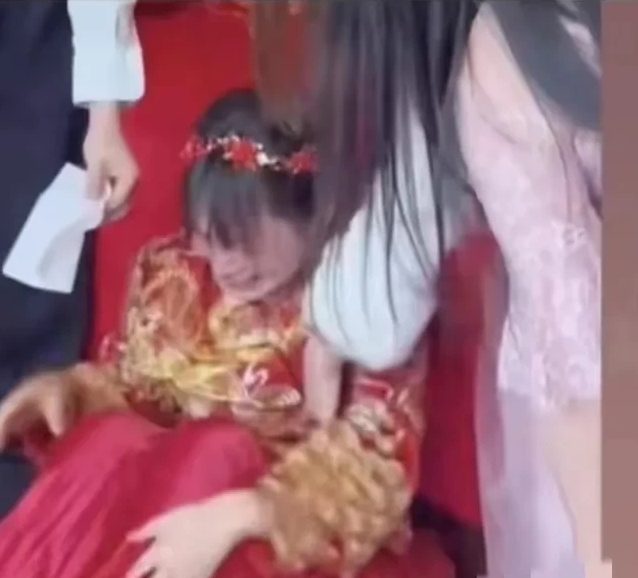 “玩大了！”结婚当天，新娘打扮精致等待着新郎的迎亲队伍，但吉时已过，迟迟不见新郎