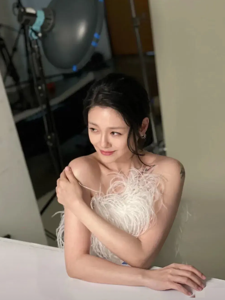 大s这二婚结的，图啥呢？！

​第一、光头不在湾湾买房，直接住进她家，没有任何付