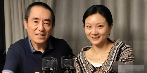 一次，巩俐给张艺谋打电话，始终占线，1个小时后才接通。巩俐气急败坏地说：“你是不