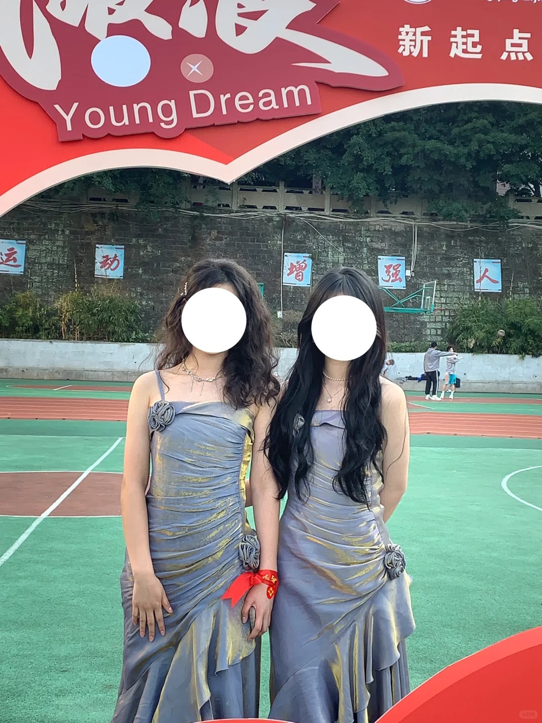 成人礼礼服居然撞款了
纠结了很久的颜色终于决定入手这个颜色，成人礼那天碰见了同款