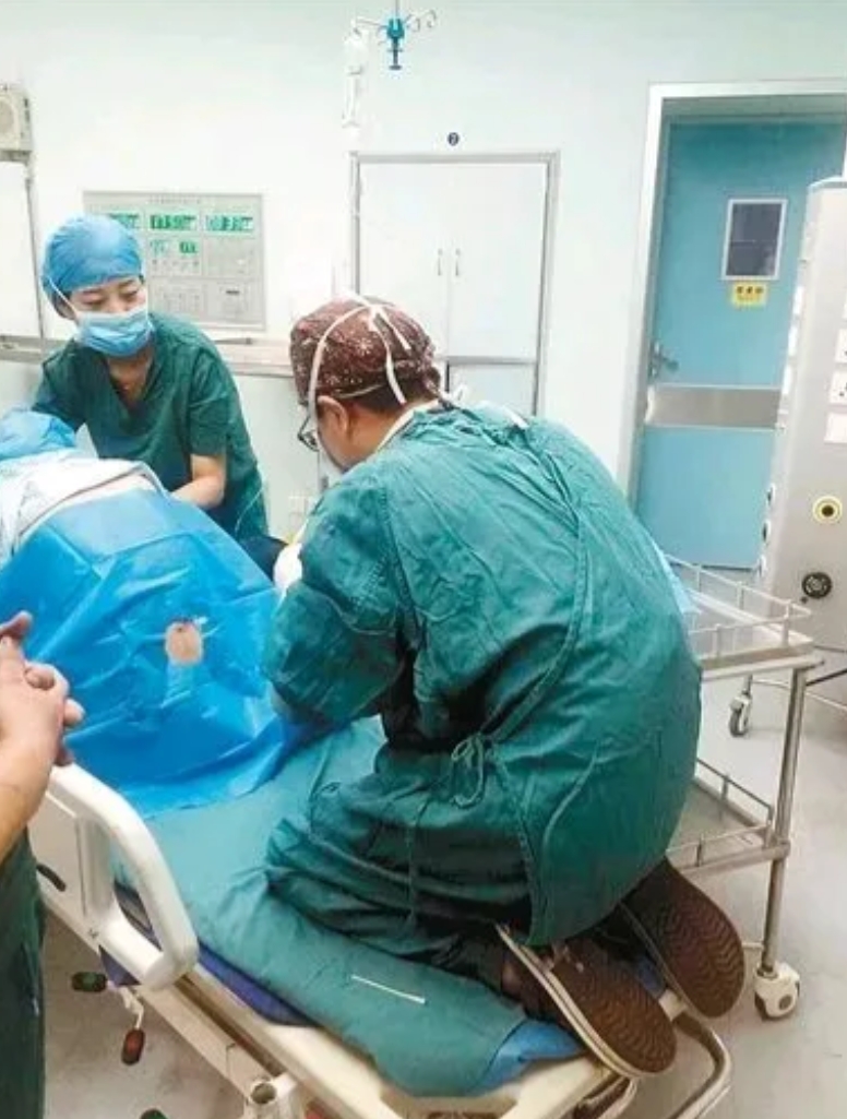 医生眼里只有病人！在广西，一名女性患者在接受全身麻醉阑尾切除术时，感觉有人脱下了