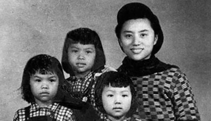 1938年，两个女八路被日军包围，她们跑进树林藏了起来。没多久，日本鬼子就来搜山