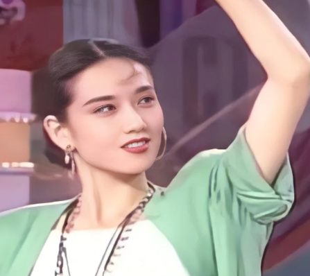 论年轻时候的杨丽萍有多美！真正的孔雀公主
论#年轻的杨丽萍有多美 ？#杨丽萍 她