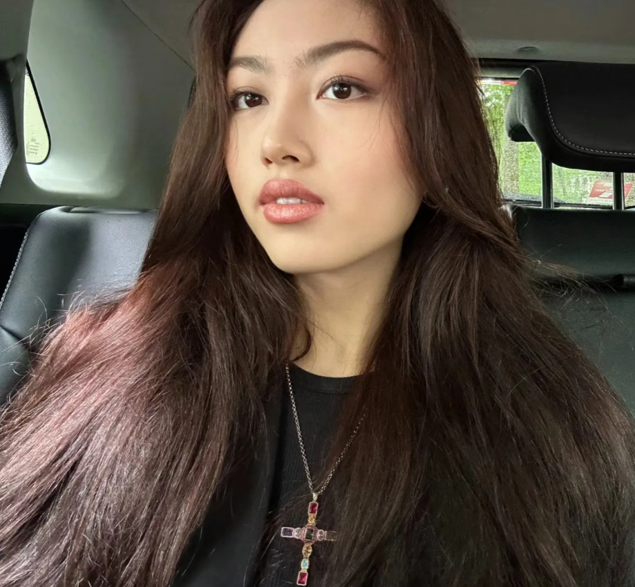任达华的女儿任晴佳真是妥妥港风大美女，身高1米8，浓眉大眼自然大方完美的继承了老