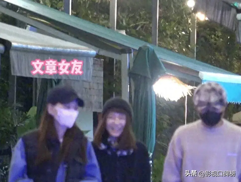 又有人曝光了文章最新的动态，已经完全不拍戏的他，还依旧明星范十足，帽子墨镜口罩全
