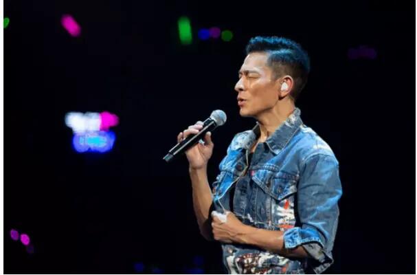 刘德华演唱会：激情与惊险并存