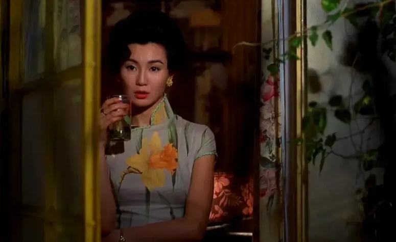 看了《花样年华》25周年重映，张曼玉的旗袍造型还真不如陈都灵在《孤舟》中的有味道