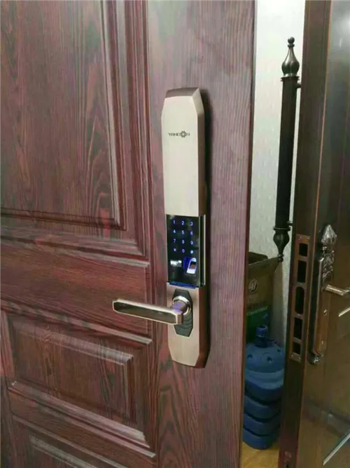 指纹锁没电了，打电话请了一位师傅来开锁，他报价 120 元，我没意见。
5分钟后